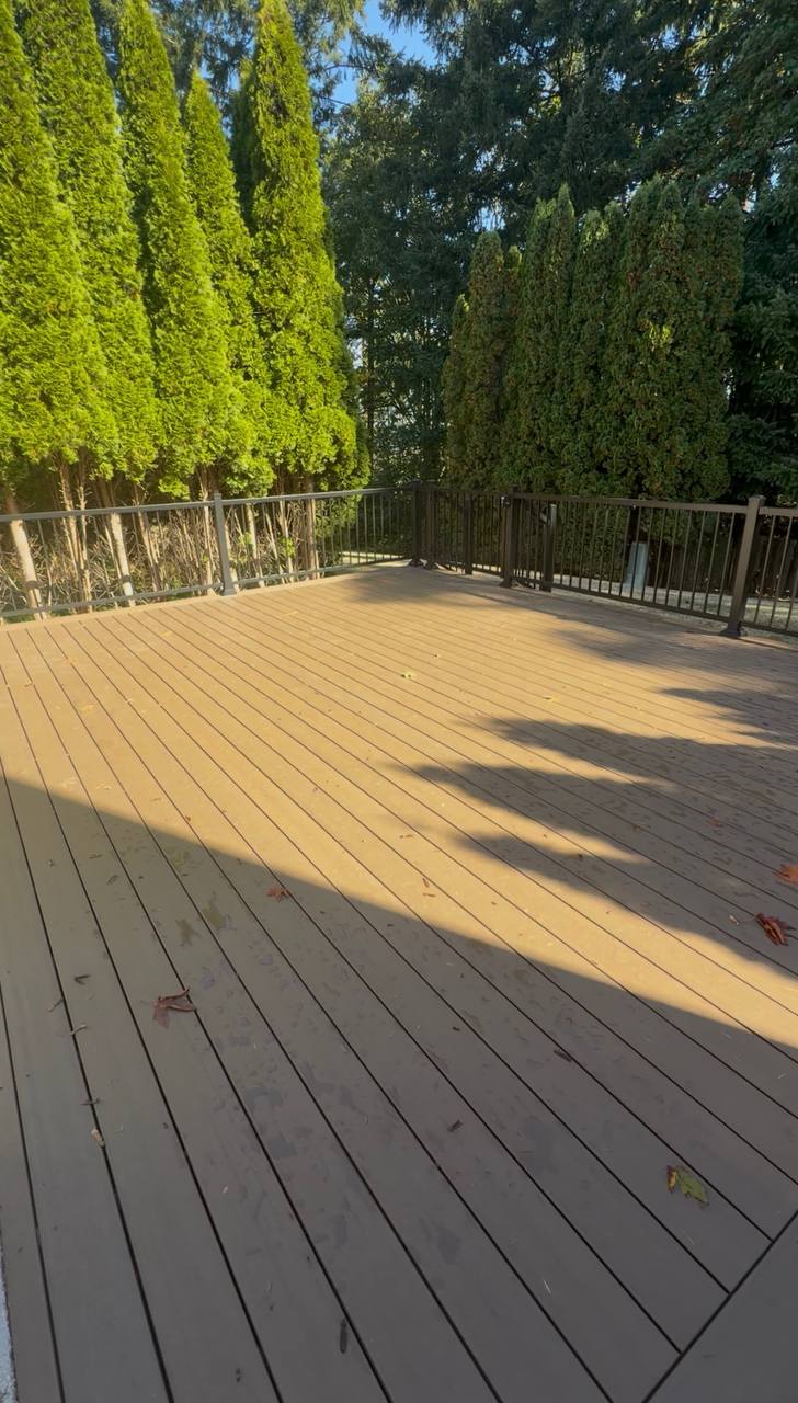 Composite Deck with Picture-Frame Border in Everett